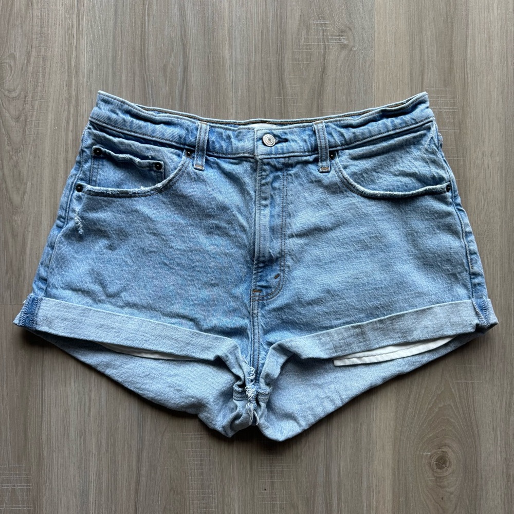 Abercrombie Fitch The Mom Short High Rise Size 32 Light Wash